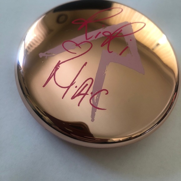 MAC RIRi Powder Blush In Hibiscus Kiss. - Picture 5 of 8